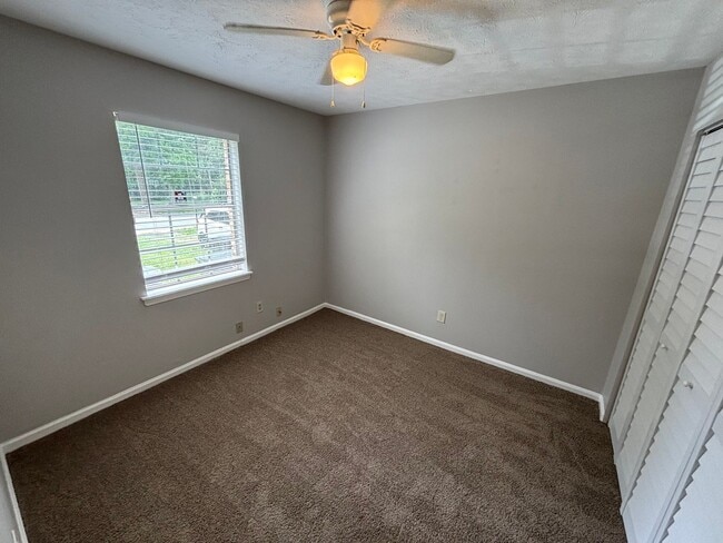 Building Photo - Beautiful 3 Bedroom Townhouse!
