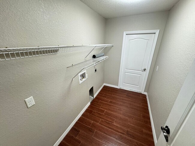 Building Photo - Spacious 4 Bedroom / 3 Bathroom Home in Davenport