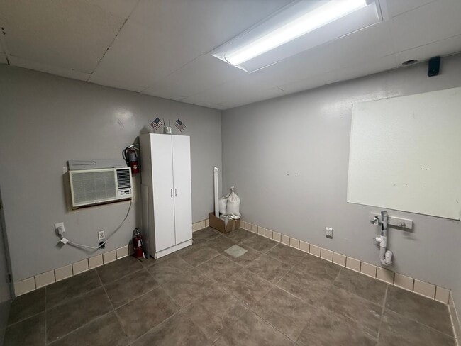 Building Photo - 518 Center St