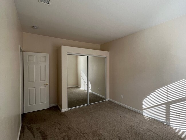 Building Photo - BEAUTIFUL UPGRADED CONDO/MANY AMENITIES - 3 BED, 2 BATH