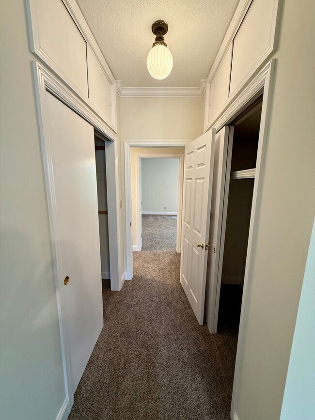 Building Photo - Knoxville 37909 - 2 bedroom, 1.5 bath unit, duplex - Contact Chad Weeks (865) 567-6193