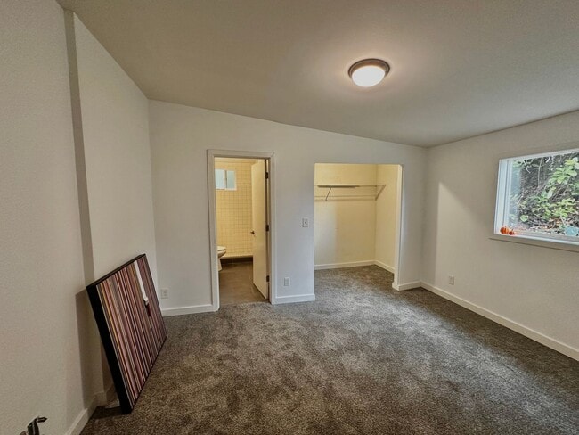 Building Photo - Stylish 4-Bed, 3-Bath Home in South Seattle
