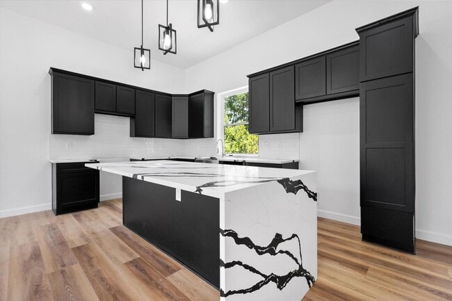 Building Photo - Spacious Townhouse in Dallas