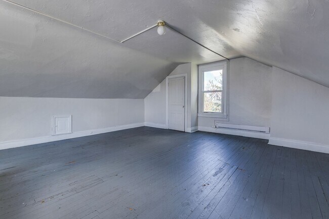 Building Photo - Available MAY 2026 - Beautiful, LARGE 4+ bedroom/2 bath GEM in South Side Slopes!