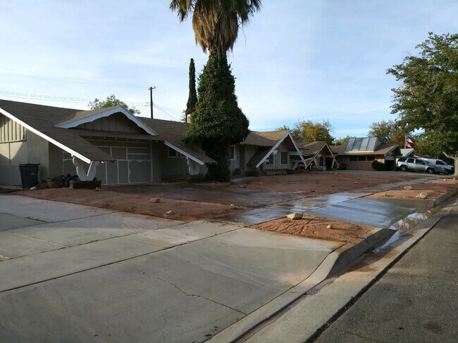 Building Photo - Huge 4/2 house located on a very desirable area. section 8 approved