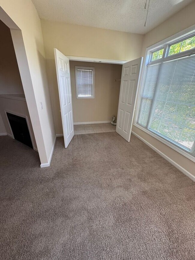 Building Photo - Avera - Ascot