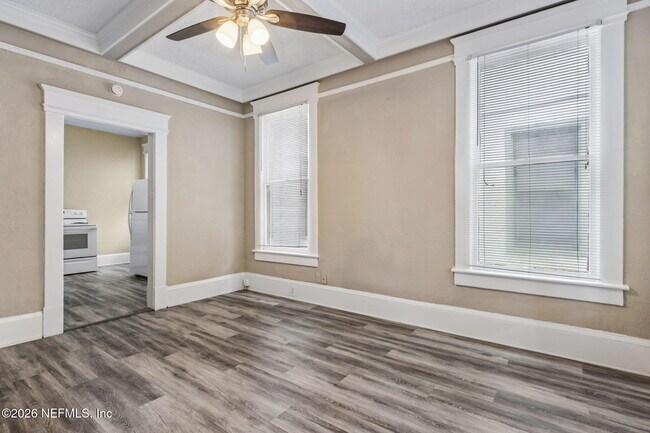 Building Photo - 2749 Vernon Terrace