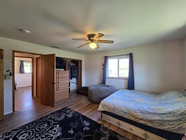 Building Photo - Large 3 Bedroom, 2.5 Bath on Beautiful, HU...