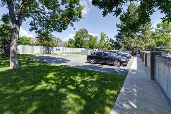 Building Photo - Updated 3 Bed 2.5 Bath North Boulder Townhome!