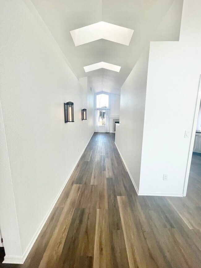 Building Photo - Stunning newly remodeled 3 bedroom 2 bathroom home!
