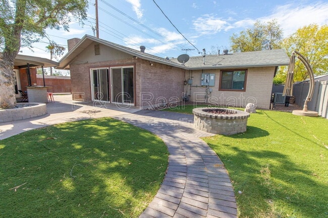 Building Photo - 730 E Solana Dr