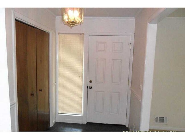 Building Photo - Newly Renovated Stunning House for Rent 4 BR /2.5 BA Hidden Hills Subdivision in Stone Mountain