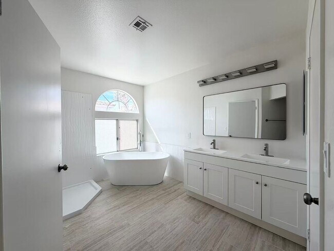 Building Photo - Beautifully renovated and move-in ready home located in the heart of Green Valley
