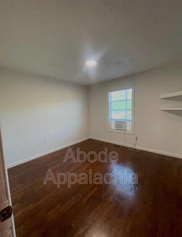 Building Photo - 187 Poplar St