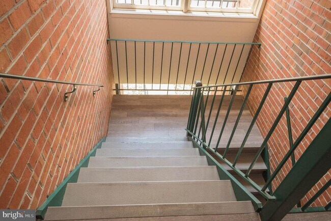 Building Photo - 803 College Ln