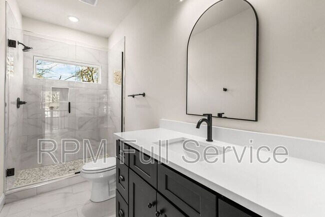 Building Photo - 2134 25th Ave N