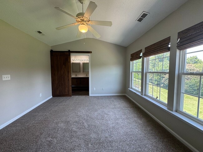 Building Photo - 3 Bedroom Townhome