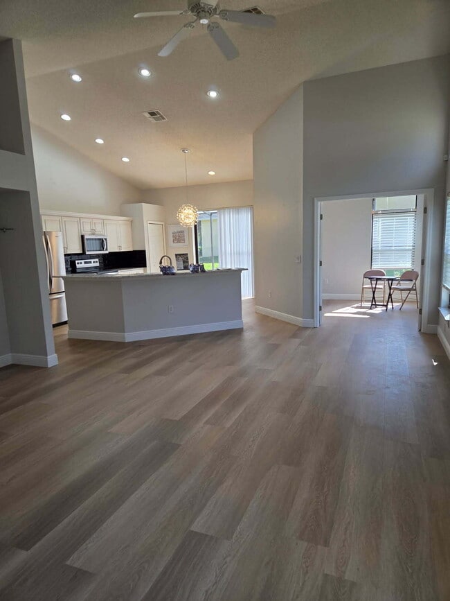 Building Photo - "Discover Comfort and Style in This Spacious 2-Bed, 2-Bath home at 6240 Fairskies Dr, New Port Ri...