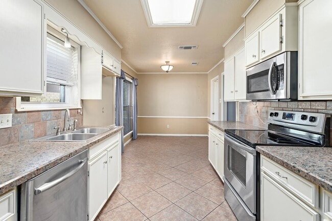 Building Photo - 6760 Gladys Ave