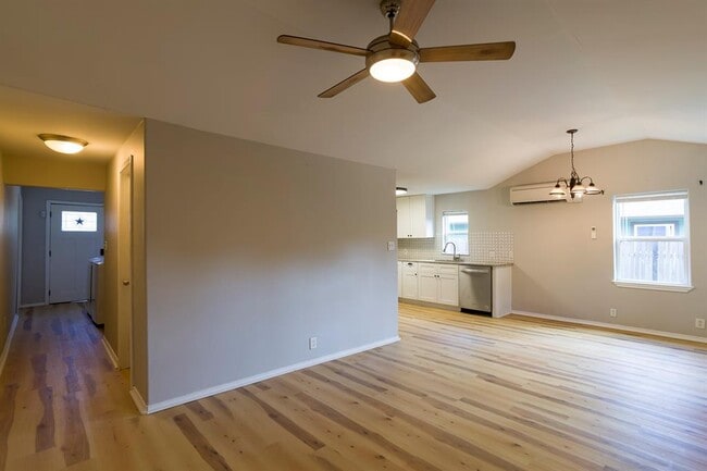 Building Photo - 1116 Ebert Ave