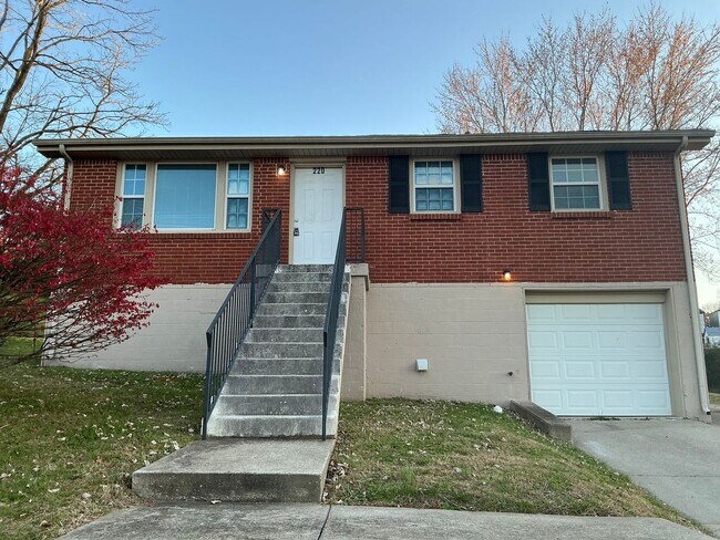 Primary Photo - 220 Crossland Ave