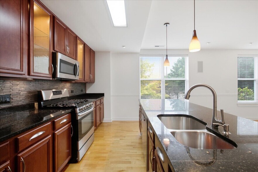 Building Photo - 2220 W Maypole Ave