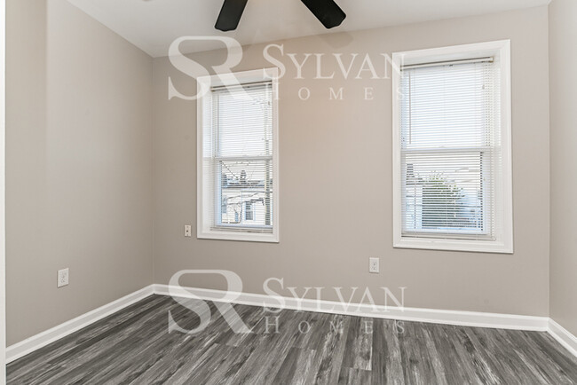 Building Photo - Charming & Modern 3 BR, 2 BA Townhome