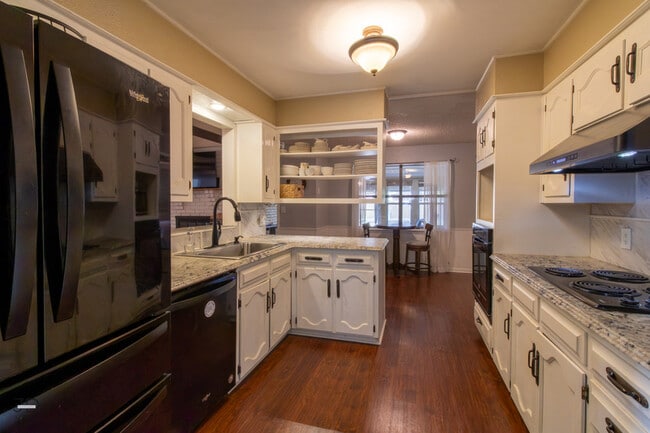 Building Photo - 5604 Greentree Ave