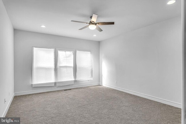 Building Photo - 23035 Sullivans Cove Sq