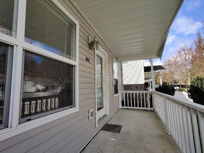 Building Photo - PENDING APPLICATION; College Spring 3BD w/...