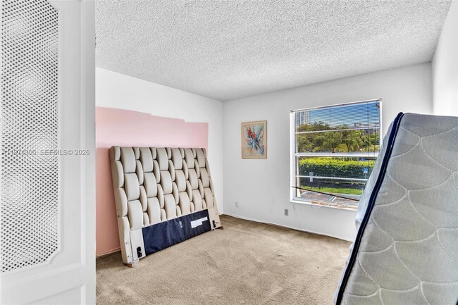 Building Photo - 825 NE 26th Ave