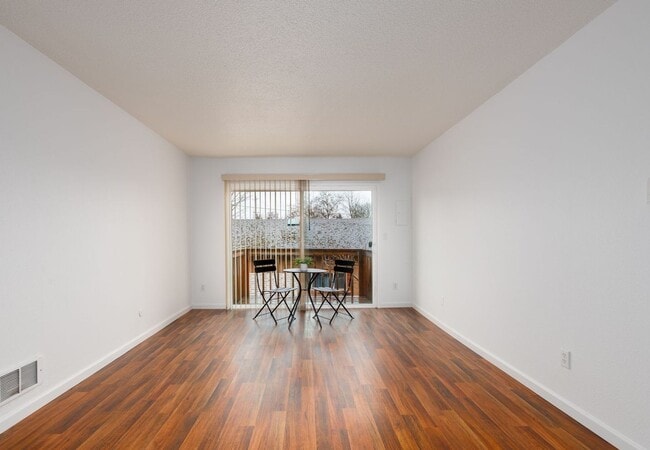 Building Photo - 2BR/1 Bath Mid-Century Modern with Condo finishes