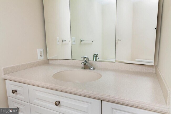 Building Photo - 3101 N Hampton Dr