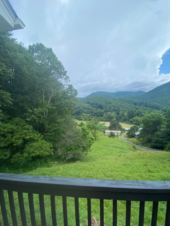 Building Photo - Beautiful 3/3 home in Caney Fork area.