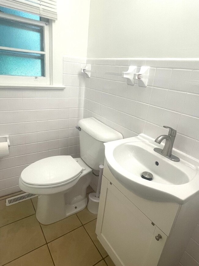 Building Photo - Cute 2 Bedroom, 1 Bathroom Home Minutes fr...