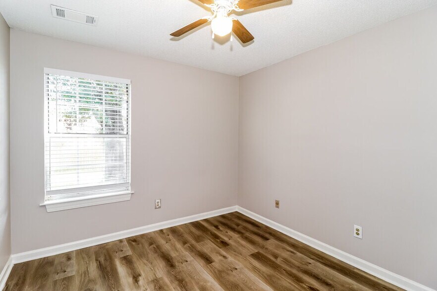 Building Photo - 7017 Juanita Cir S