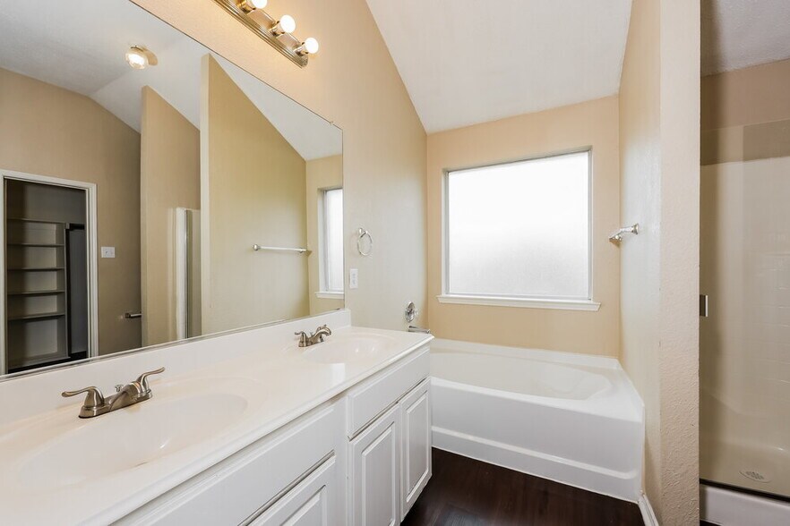 Building Photo - 2021 Wildwood Dr