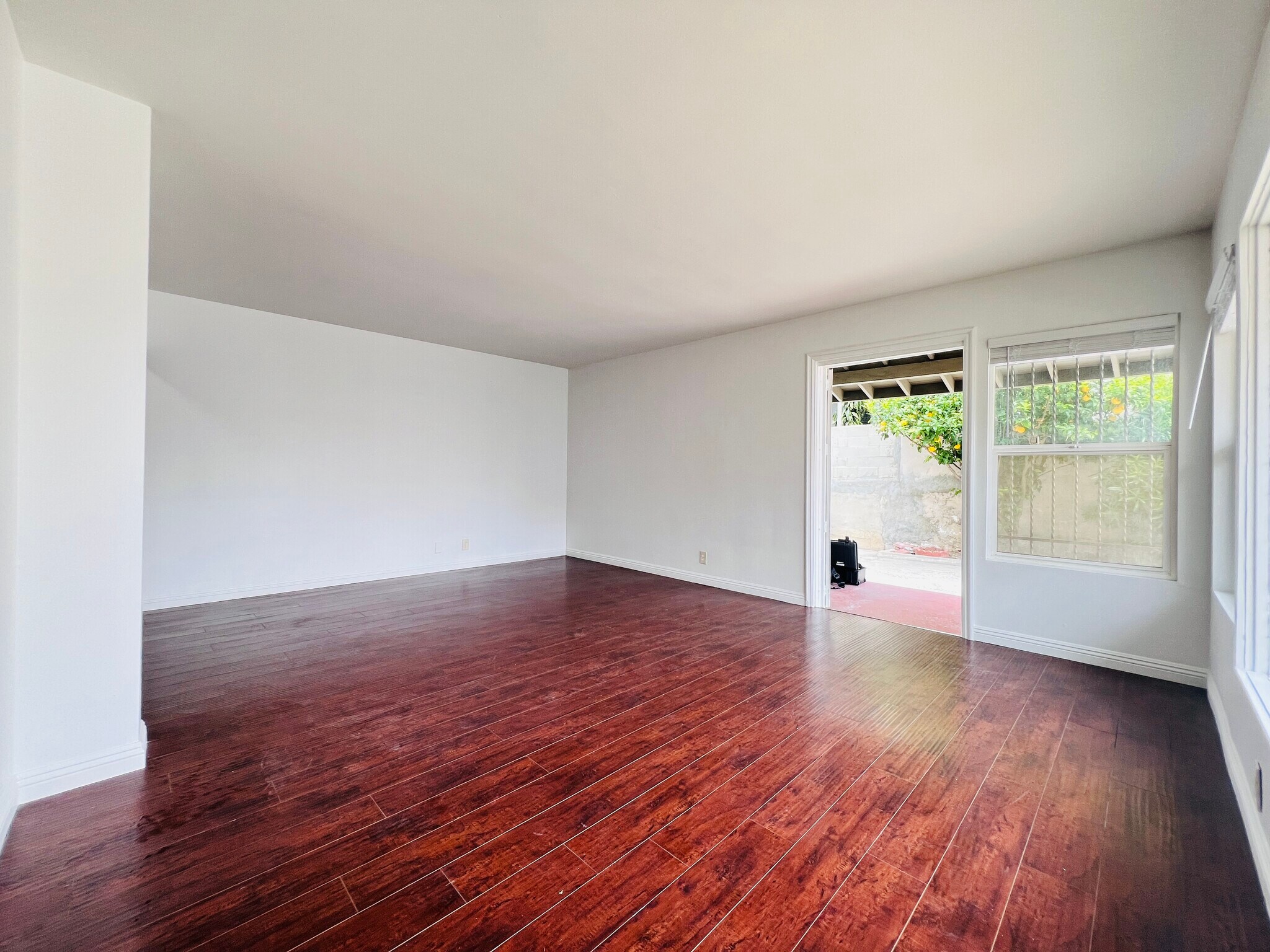 Building Photo - 1142 S Serrano Ave