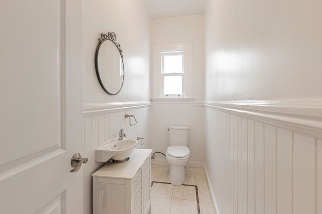 Building Photo - Stylish Top-Floor Two Bedroom and One and ...