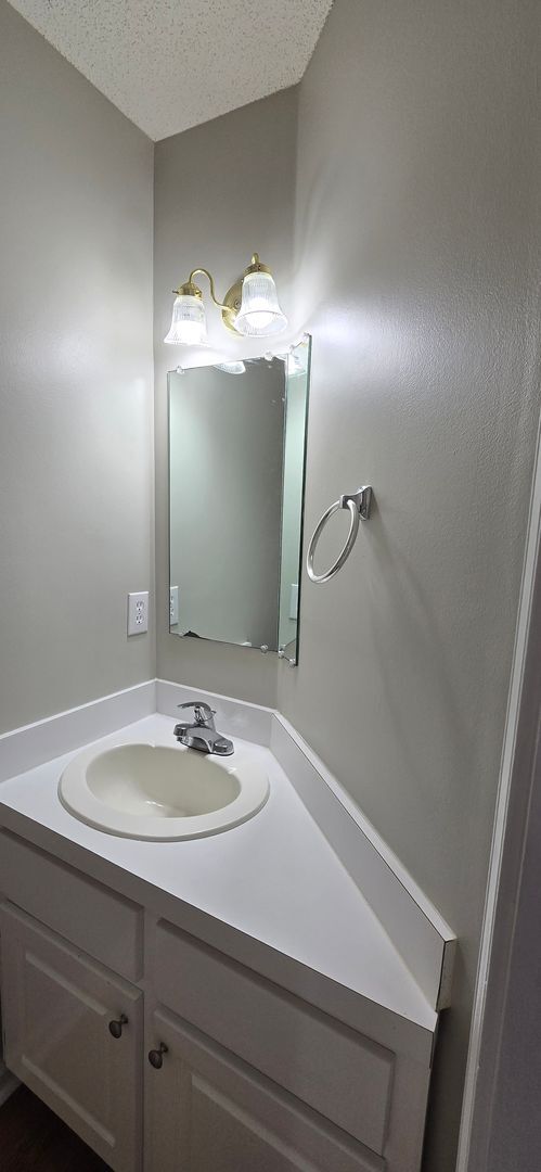 Building Photo - Lovely Jasper Townhome