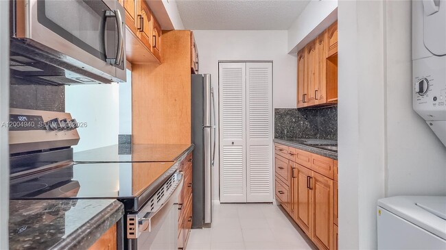 Building Photo - 1700 NW N River Dr