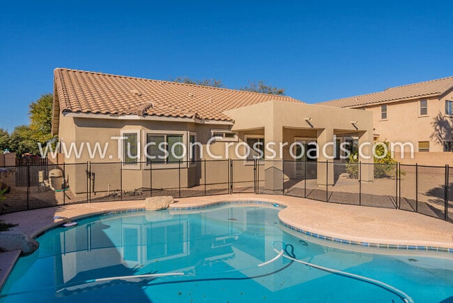 Building Photo - 4 Bedroom / 2 Bathroom Home