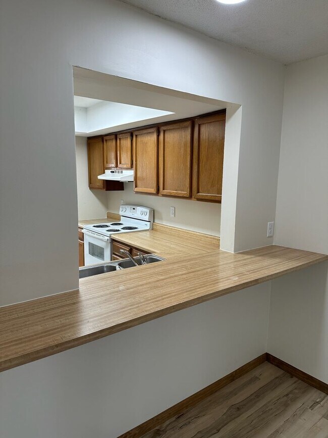 Building Photo - 3 bedroom, 3.5 bathroom, remodeled Southside townhome