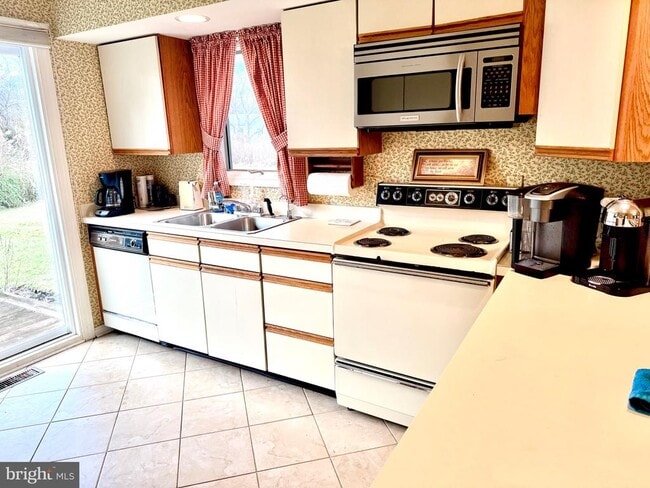 Building Photo - 102 Jl Thompson Dr