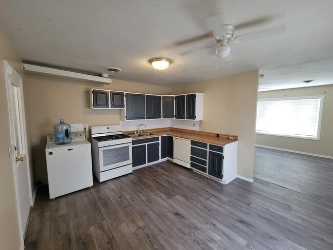 Building Photo - 3-bedroom house available now