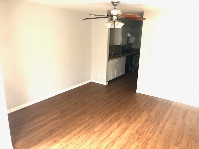 Building Photo - 908 N LBJ Dr