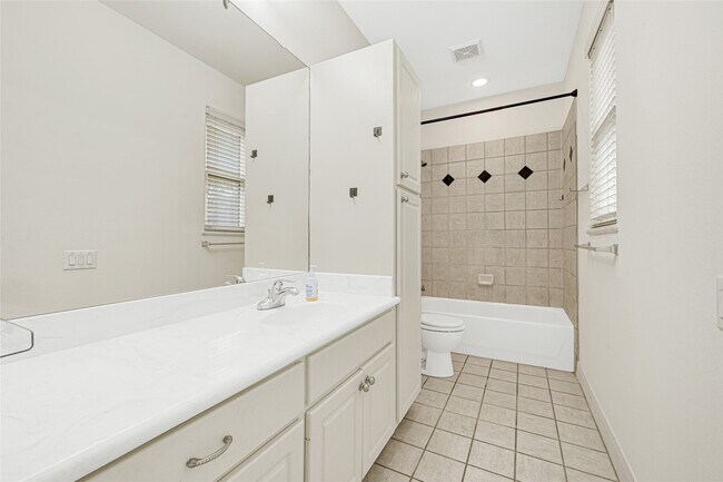 Building Photo - 2414 Calumet St