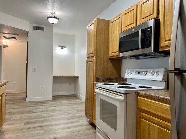 Building Photo - 2 Bedroom 2 Bathroom 1 Car Attached Garage in Roseville