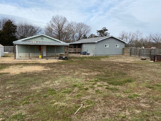 Building Photo - Single-Family Home in Hollister