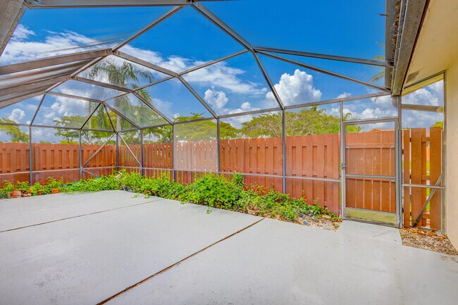 Building Photo - 1240 Summit Pl Cir
